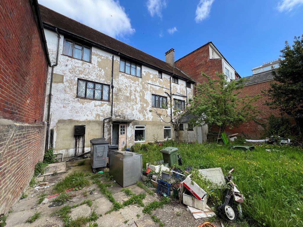 Lot: 109 - LANDMARK TOWN CENTRE FORMER RESTAURANT WITH LIVING ACCOMMODATION -